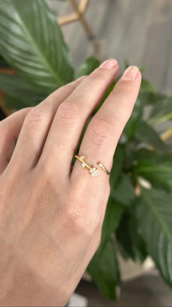 Çiçek ve Yaprak Detaylı Açık Yüzük – altın renkli, çiçek ve yaprak motifli taşlı açık uçlu yüzük, fotoğraf 2