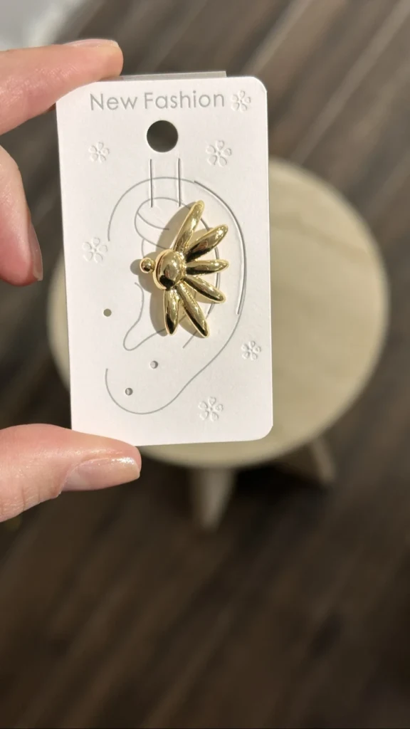Yaprak Formlu Earcuff – altın renkli yelpaze yaprak formlu earcuff, fotoğraf 2