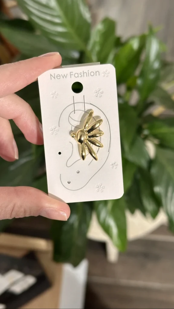 Yaprak Formlu Earcuff – altın renkli yelpaze yaprak formlu earcuff, fotoğraf 1